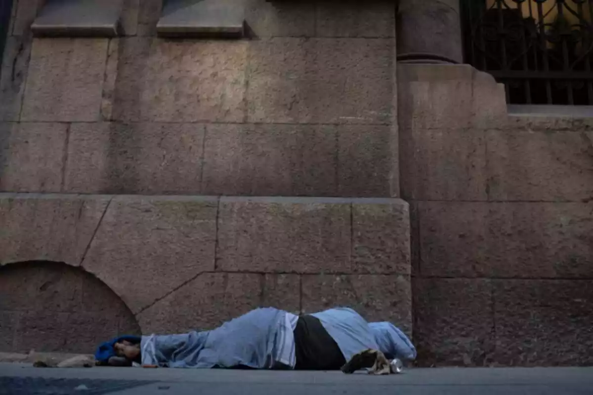 Una persona duerme en la calle, a 14 de diciembre de 2023, en Barcelona, Catalunya