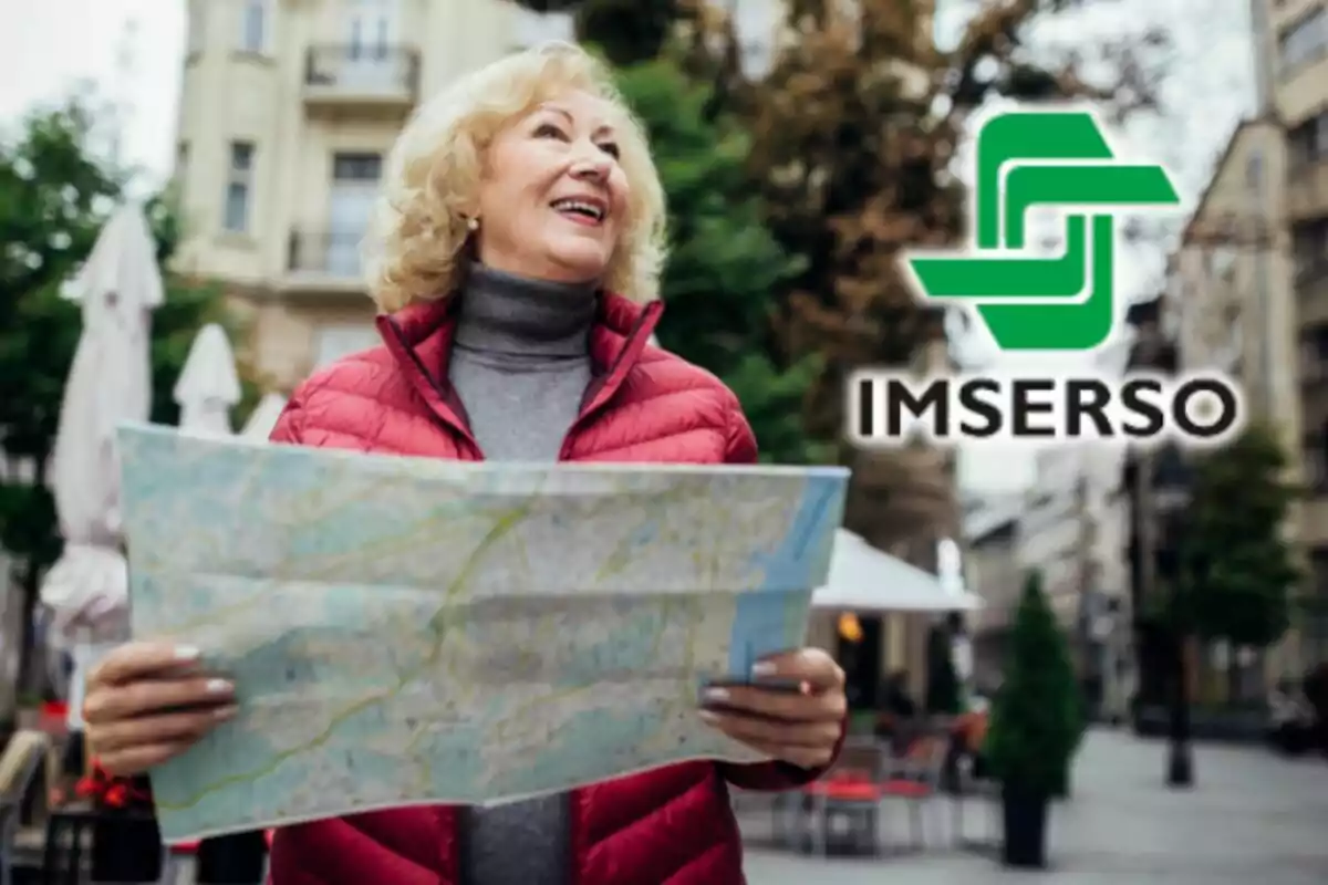 Mujer mayor sonriendo mientras sostiene un mapa, con el logo de IMSERSO en el fondo.