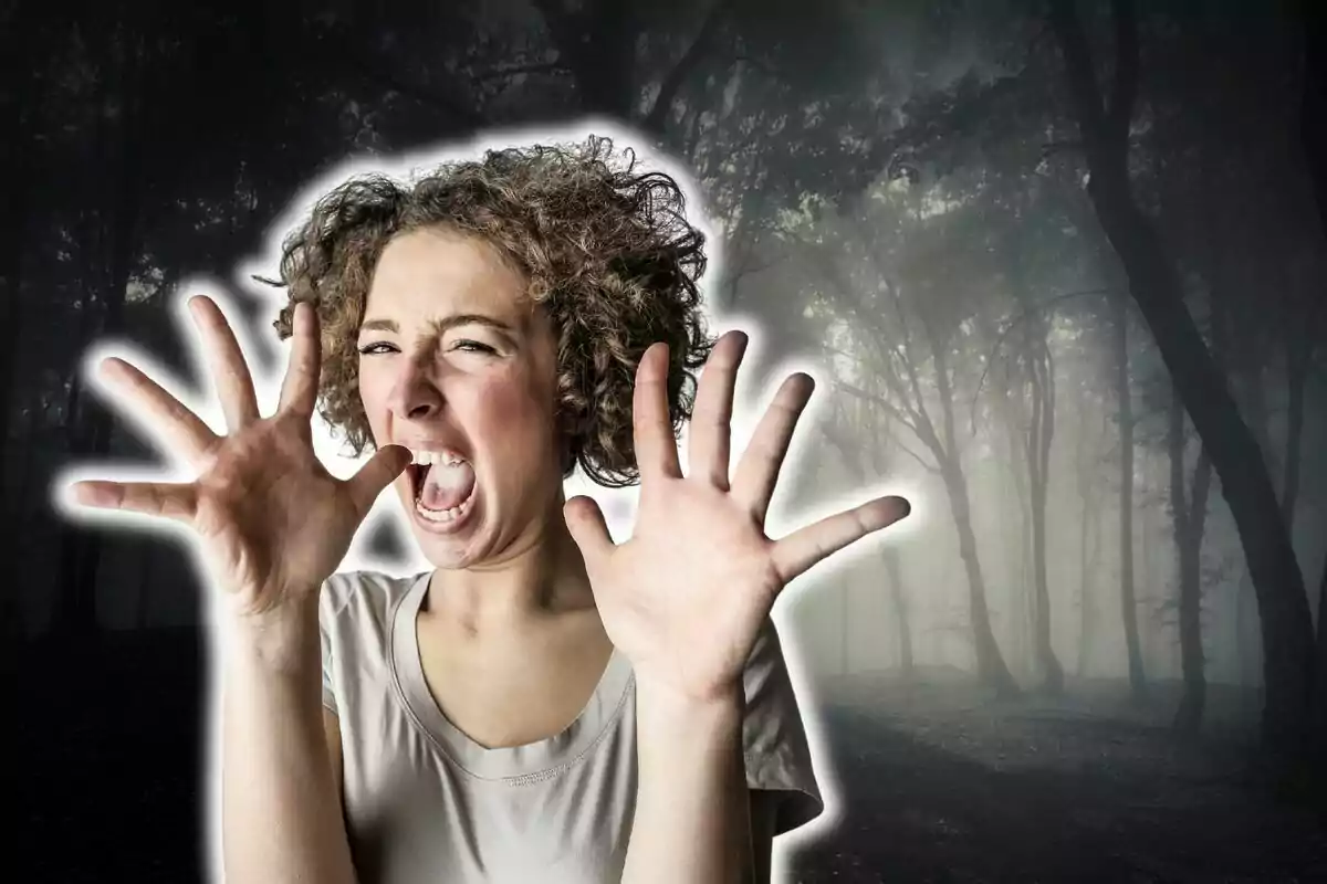 Persona con expresión de miedo en un bosque oscuro y tenebroso. Persona con expresión de miedo en un bosque oscuro y tenebroso.