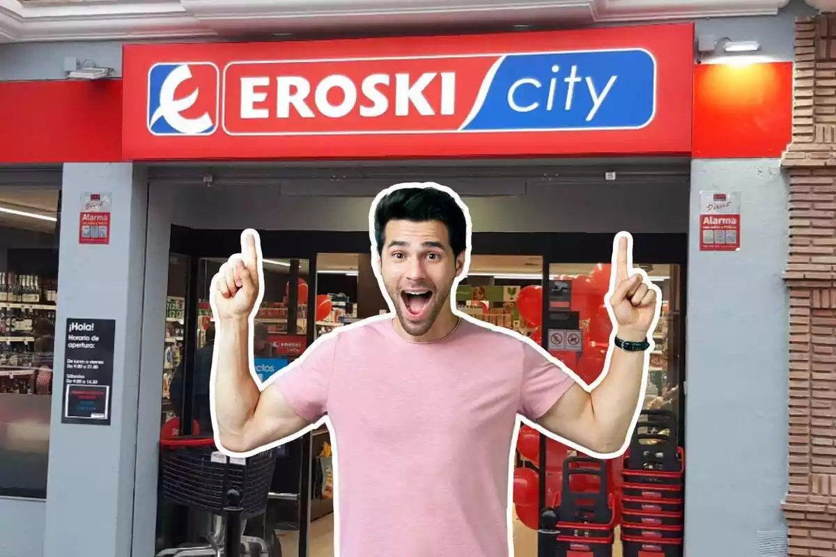 Hombre feliz señalando cartel de Eroski