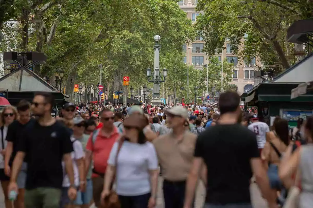 Imagen de personas andando por la Rambla de Catalunya de Barcelona