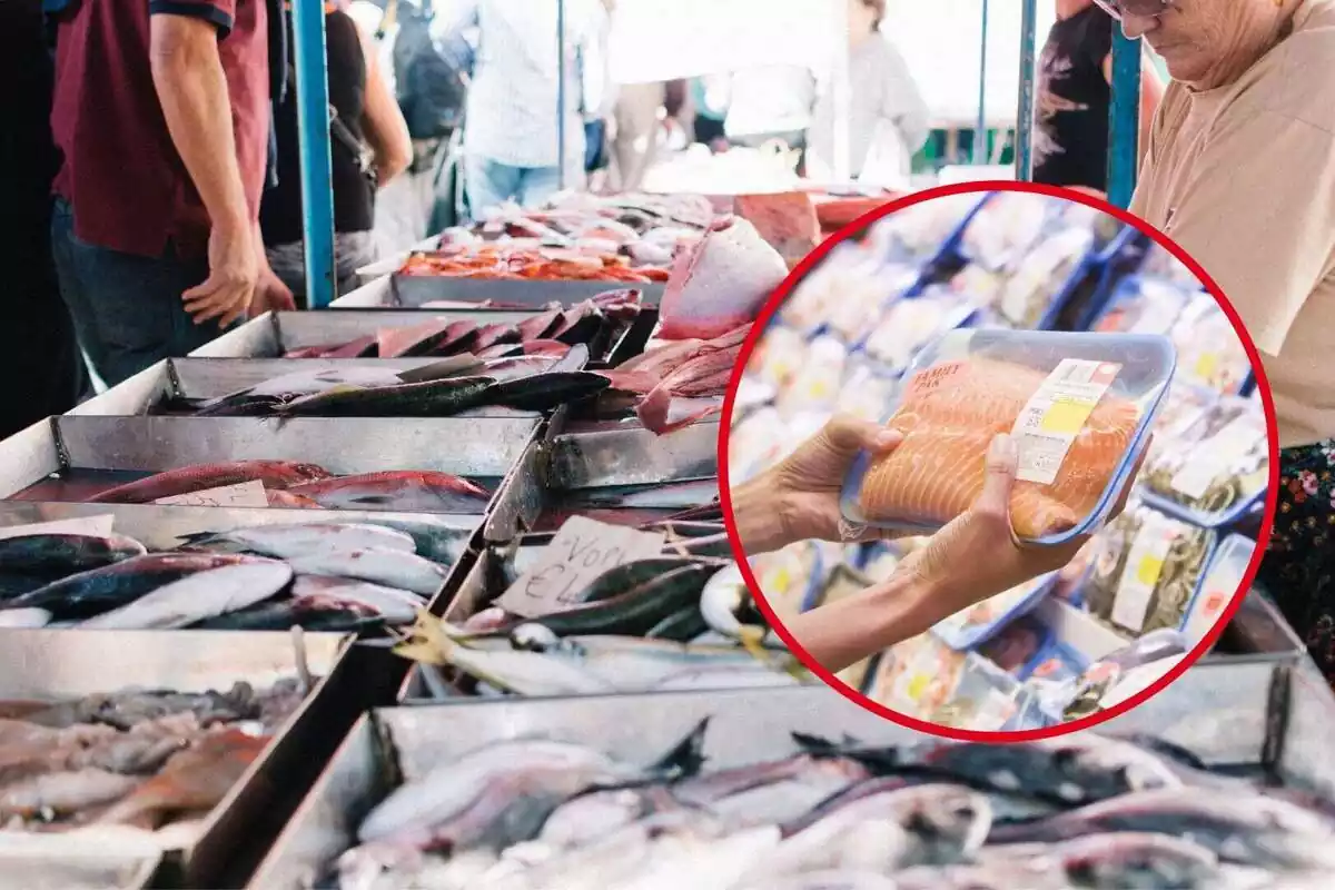 Imagen de una pescadería con muchos clientes y unas manos comprando salmón