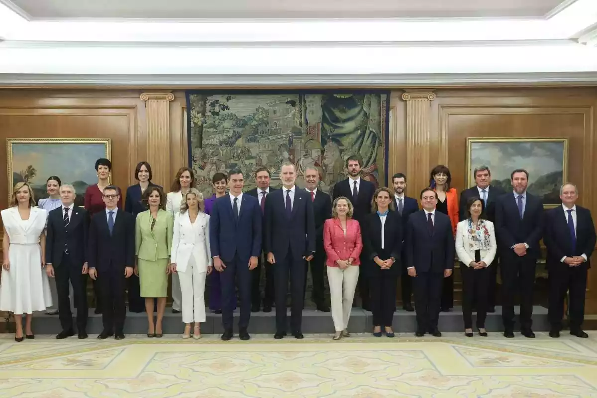 Foto de familia del nuevo Gobierno de Pedro Sánchez con todos sus ministros y con el rey Felipe VI en el centro
