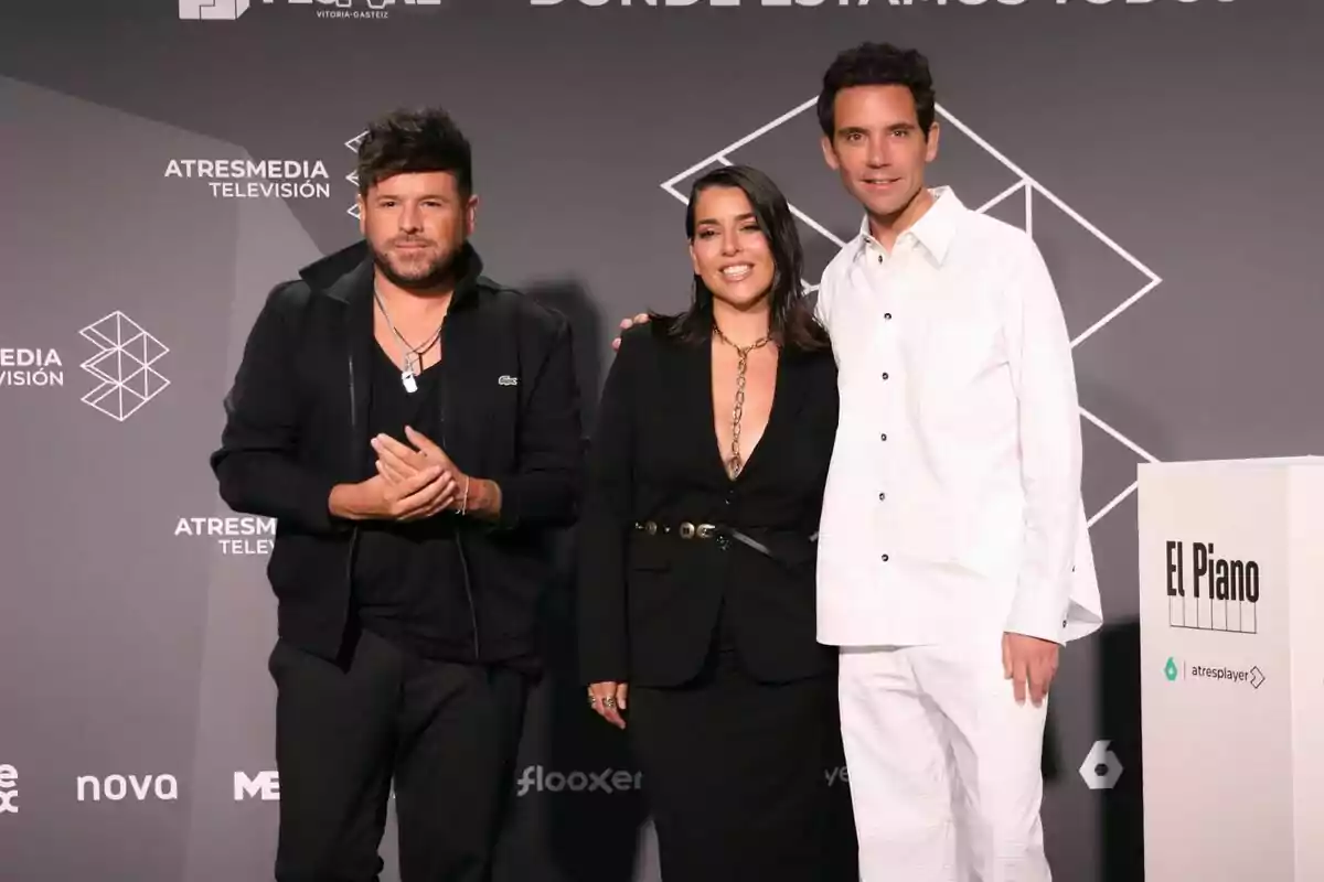 Pablo López, Ruth Lorenzo y Mika posan juntas en un evento de Atresmedia Televisión frente a un fondo con logotipos y el texto 