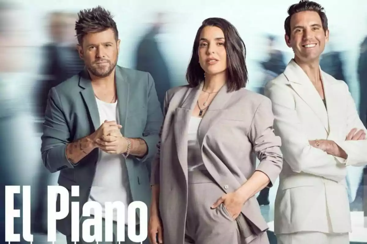 Captura de Pablo López, Ruth Lorenzo y Mika posan juntas en un fondo borroso todos vestidos con trajes elegantes en la promo de El Pianno