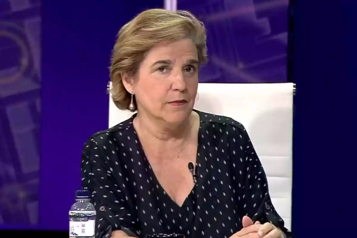 Imagen de Pilar Rhola durante un directo en 8TV