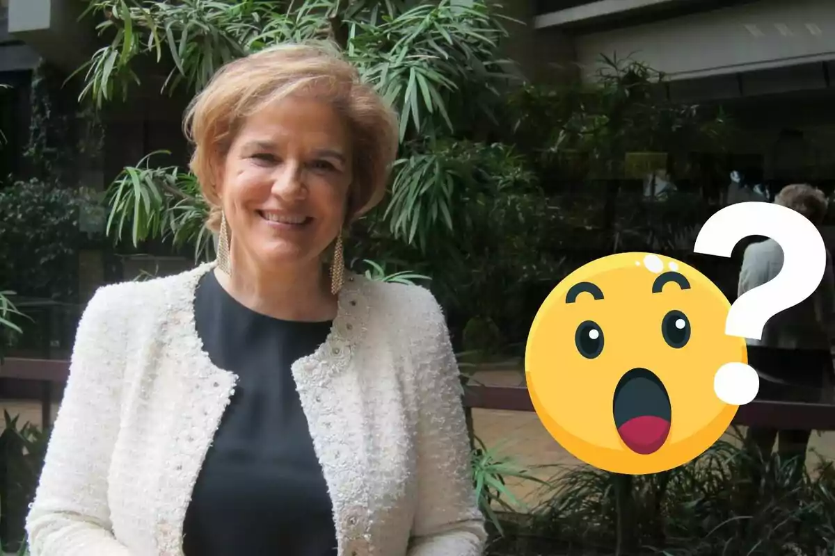 Una mujer sonriente con un emoji de sorpresa al lado, en un entorno con plantas.