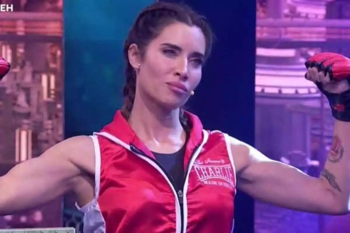 Imagen de Pilar Rubio con dos trenzas y vestida como una boxeadora. Está enseñando los bíceps en el plató de 'El Hormiguero', en la emisión del 9 de octubre de 2023 Imagen de Pilar Rubio con dos trenzas y vestida como una boxeadora. Está enseñando los bíceps en el plató de 'El Hormiguero', en la emisión del 9 de octubre de 2023