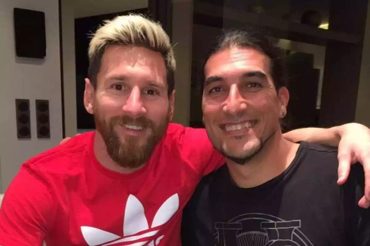 José Manuel Pinto abrazado a Leo Messi posando para una foto