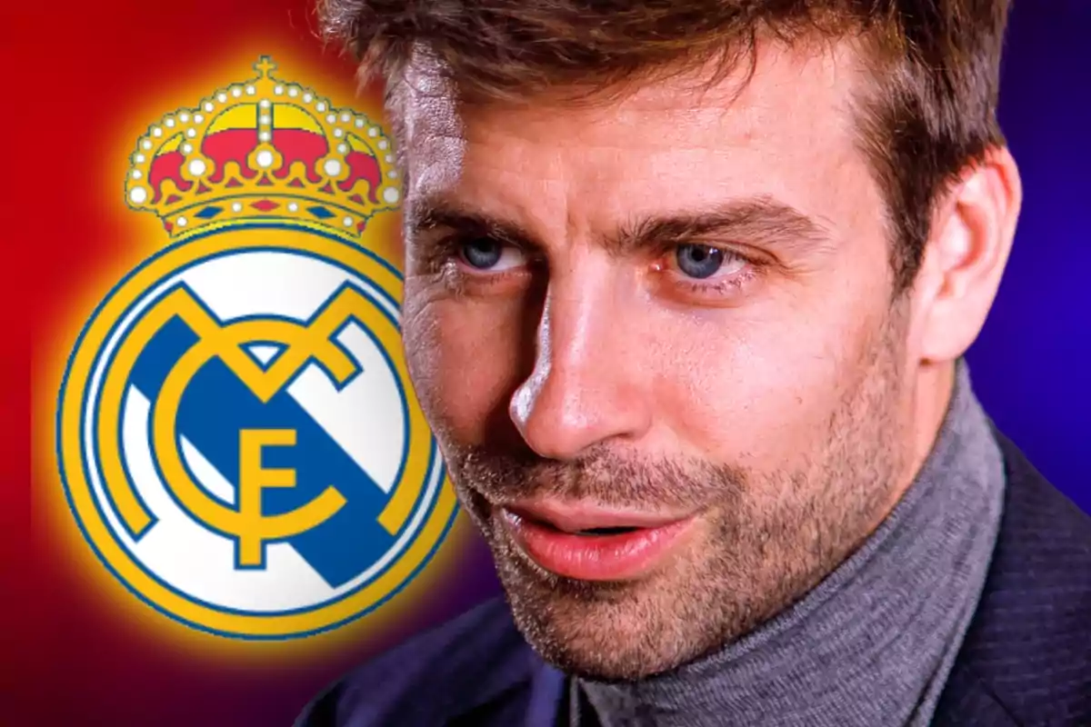 Un hombre con barba y cabello castaño claro, vestido con un suéter de cuello alto gris, aparece en primer plano con el escudo del Real Madrid en el fondo.