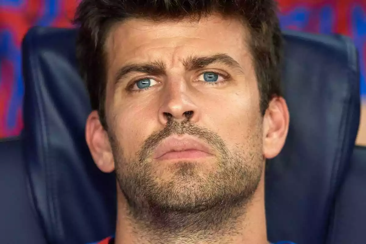 Gerard Piqué con la mirada perdida sentado en el banquillo del FC Barcelona