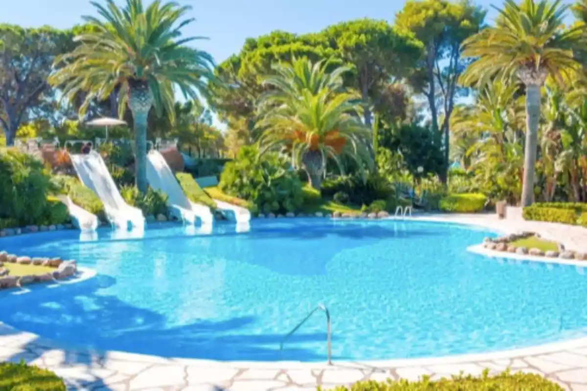 Piscina con toboganes Piscina con toboganes