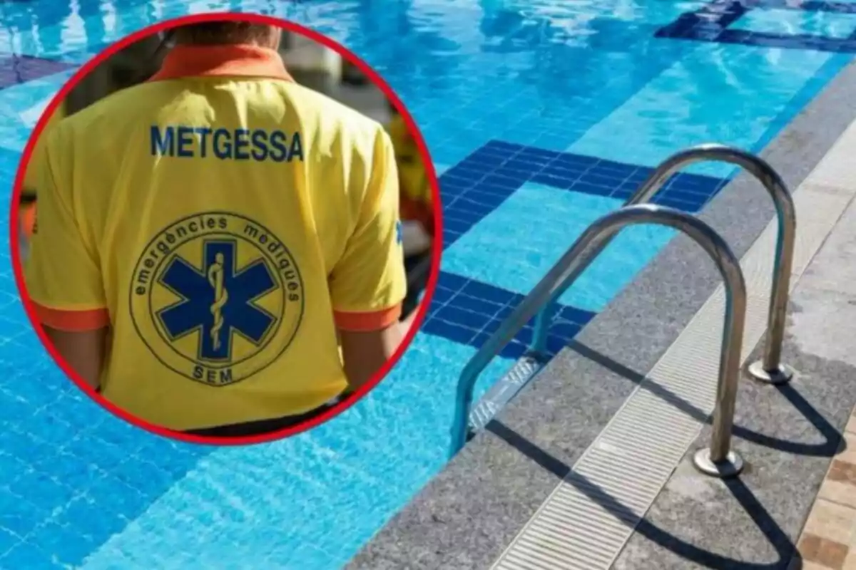 Persona con camiseta amarilla de emergencias médicas junto a una piscina.