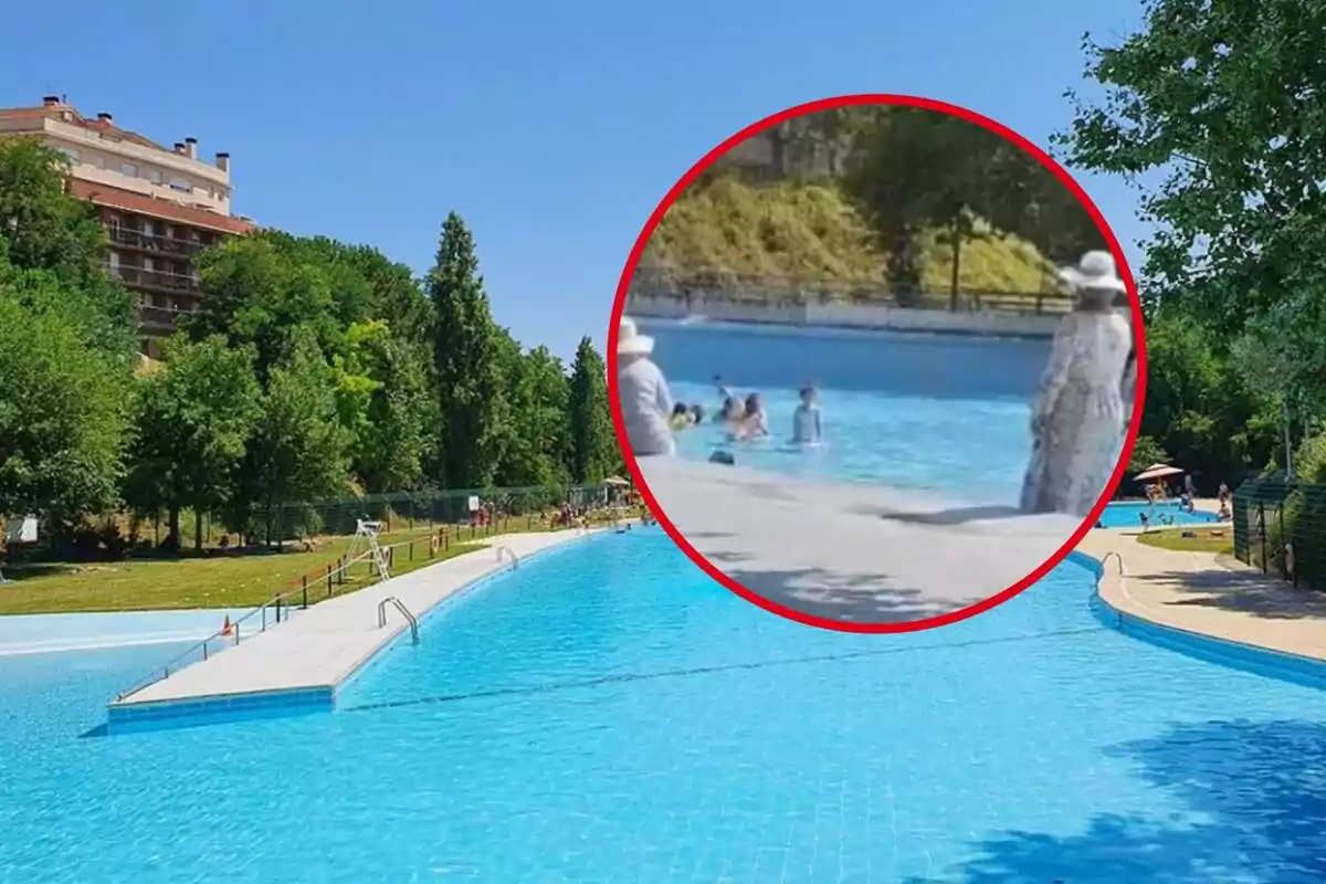 Piscina al aire libre con personas nadando y edificios rodeados de árboles en el fondo.