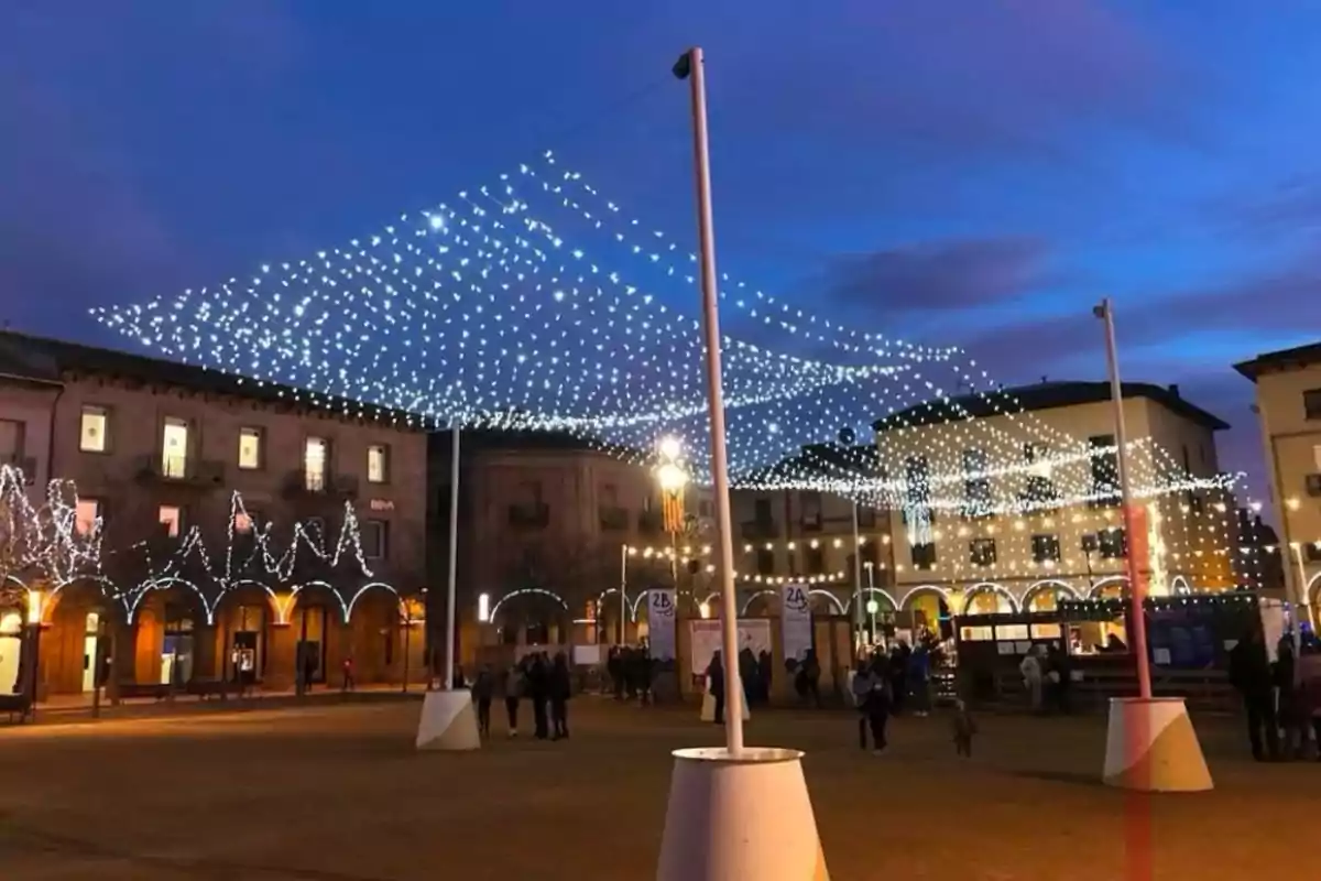 Plaza iluminada con luces navideñas y cielo al atardecer. Plaza iluminada con luces navideñas y cielo al atardecer.