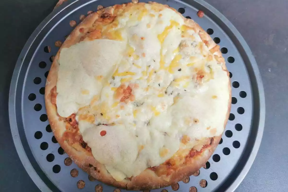 Pizza 7 quesos de la marca Auchan de Alcampo hecha al horno Pizza 7 quesos de la marca Auchan de Alcampo hecha al horno