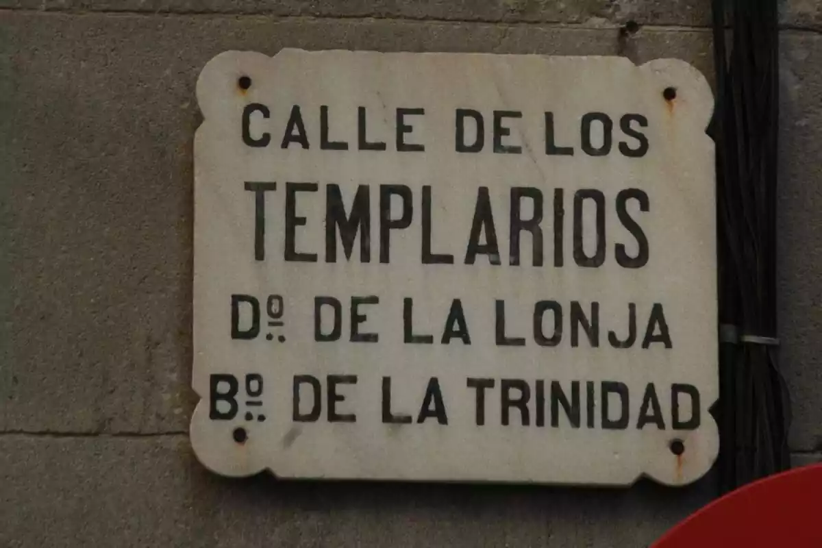 Placa de la calle de los templarios en Barcelona