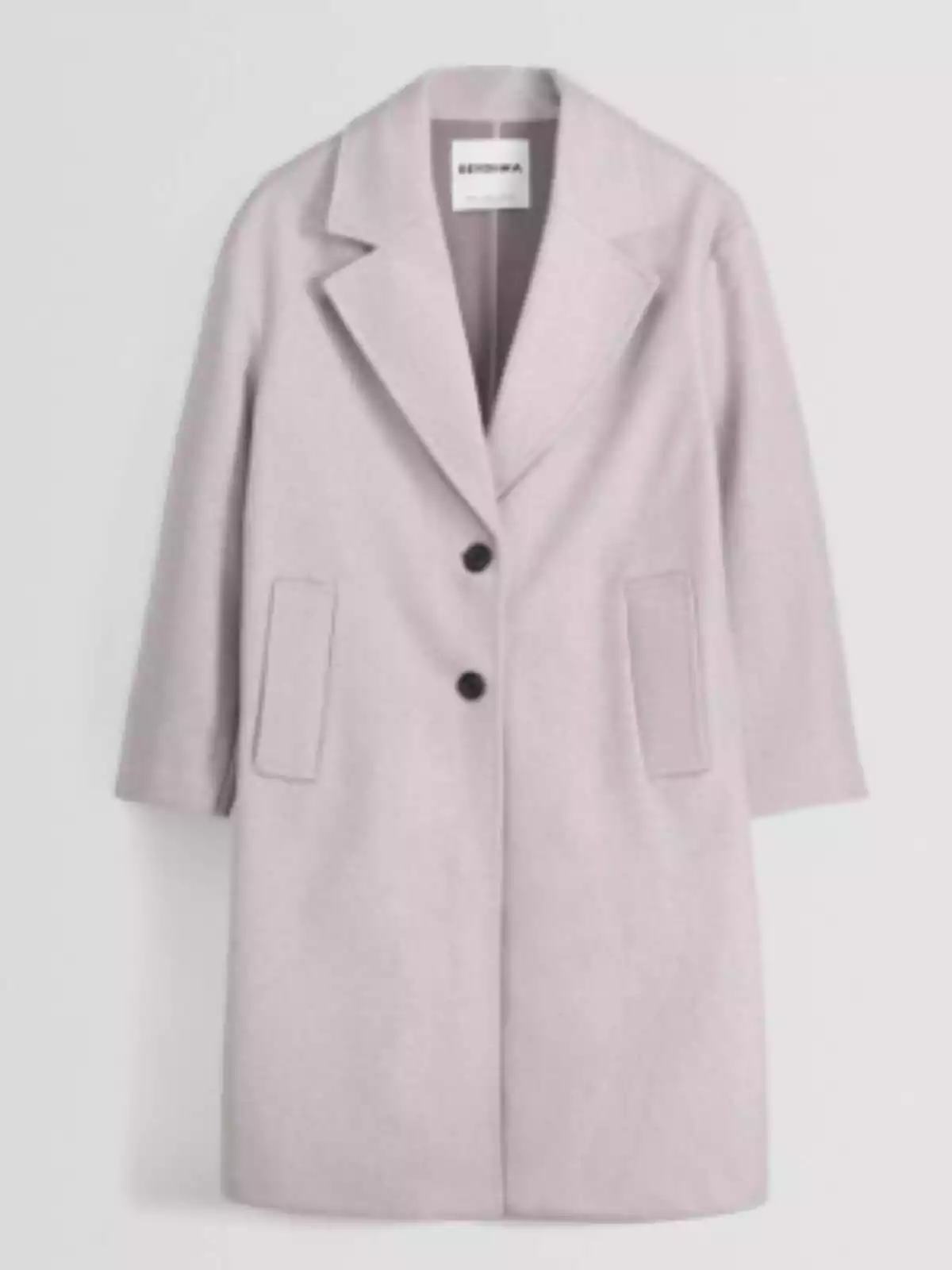Necesitamos este abrigo de Bershka rebajadísimo que es muy original y  perfecto para completar los looks que rejuvenecen a los 50