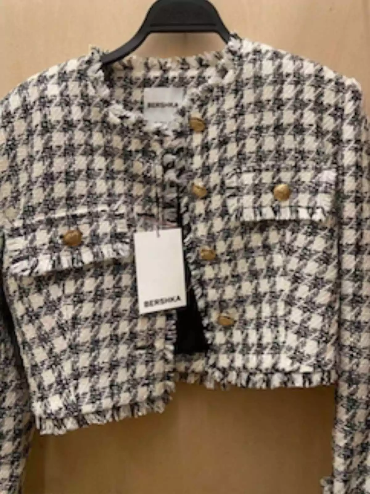 Plano general de la chaqueta tweed de Bershka Plano general de la chaqueta tweed de Bershka