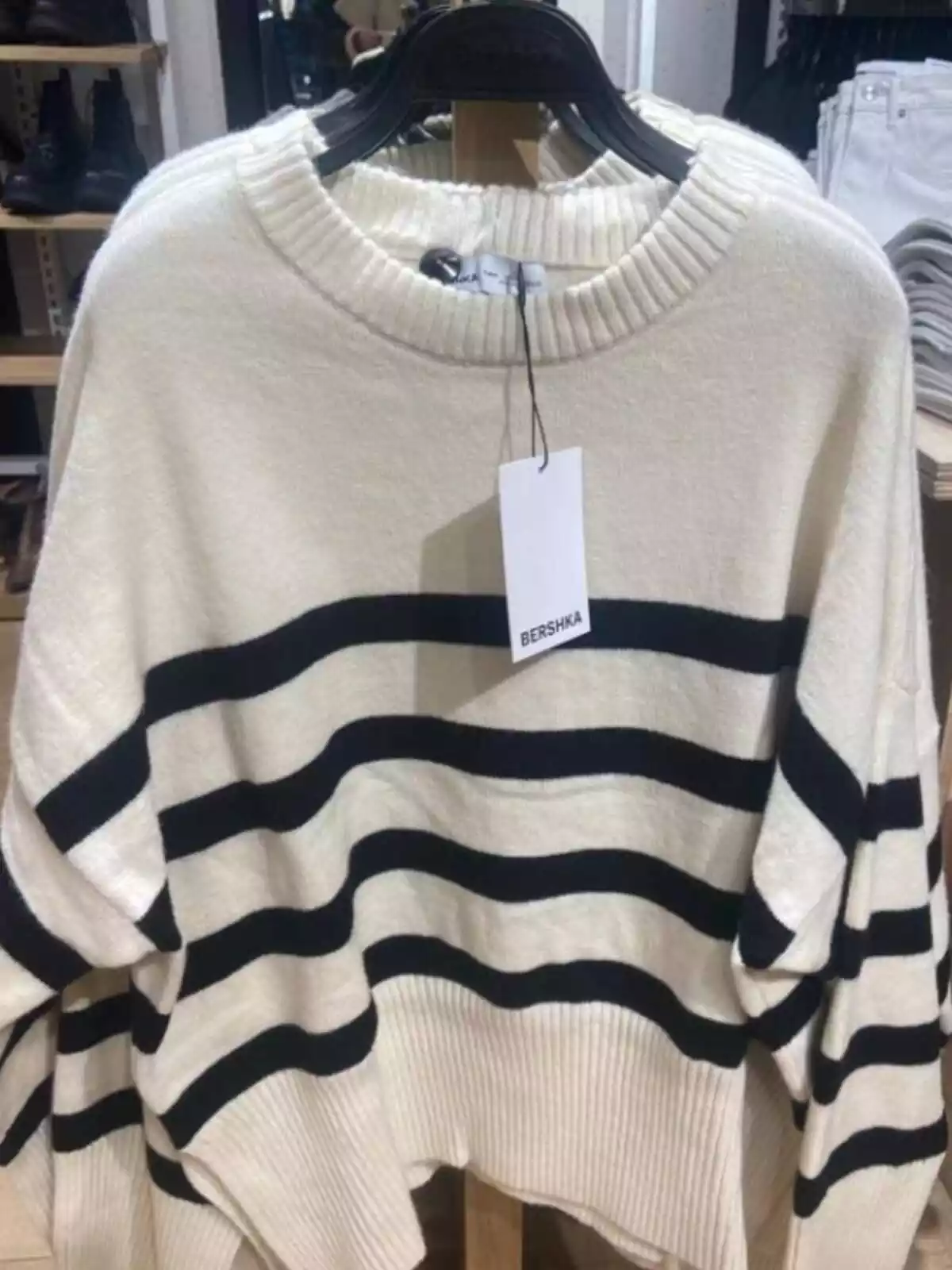 Plano general del jersey subido de rayas de Bershka Plano general del jersey subido de rayas de Bershka