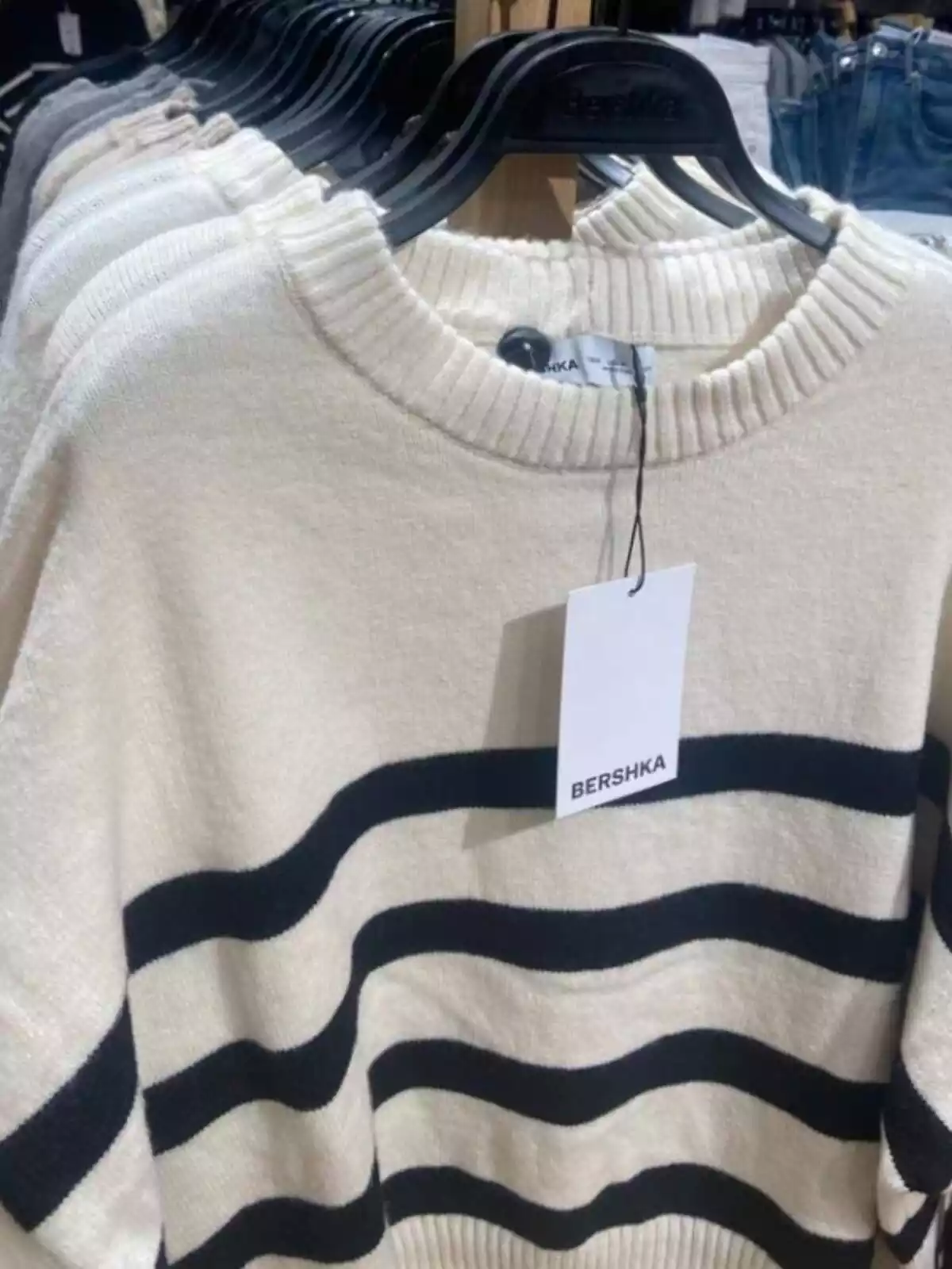 Plano general del jersey subido de rayas de Bershka Plano general del jersey subido de rayas de Bershka
