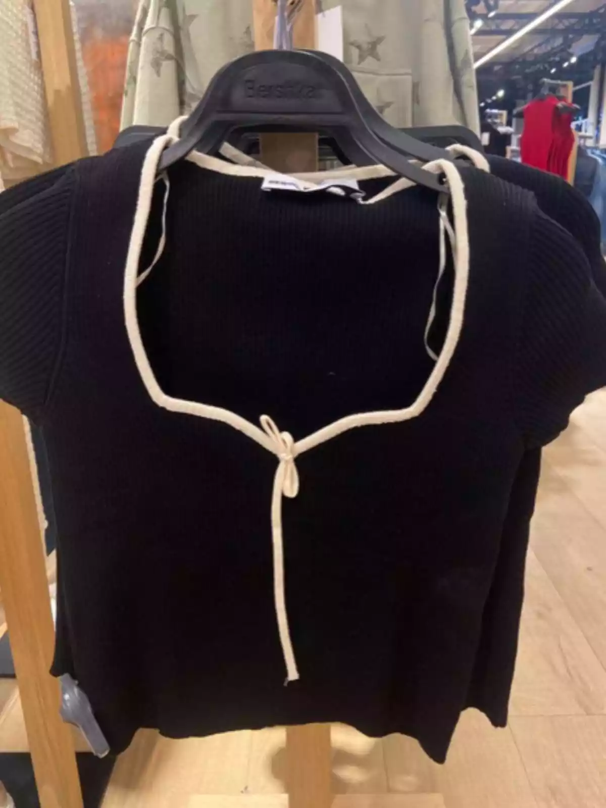 Plano general del jersey de manga corta de Bershka Plano general del jersey de manga corta de Bershka