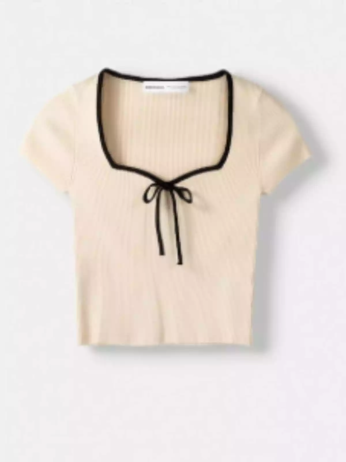 Plano general del jersey de manga corta de Bershka Plano general del jersey de manga corta de Bershka
