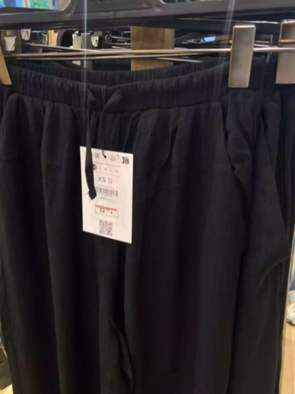 Plano general de los pantalones fluidos de Bershka Plano general de los pantalones fluidos de Bershka