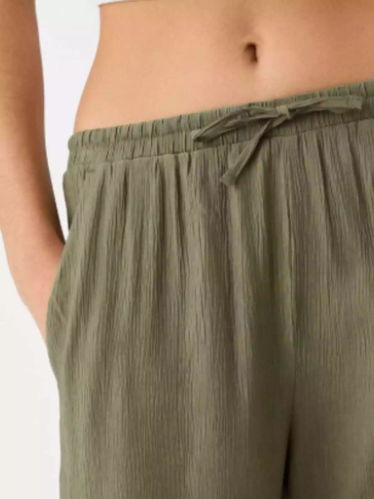 Plano general de los pantalones fluidos de Bershka Plano general de los pantalones fluidos de Bershka