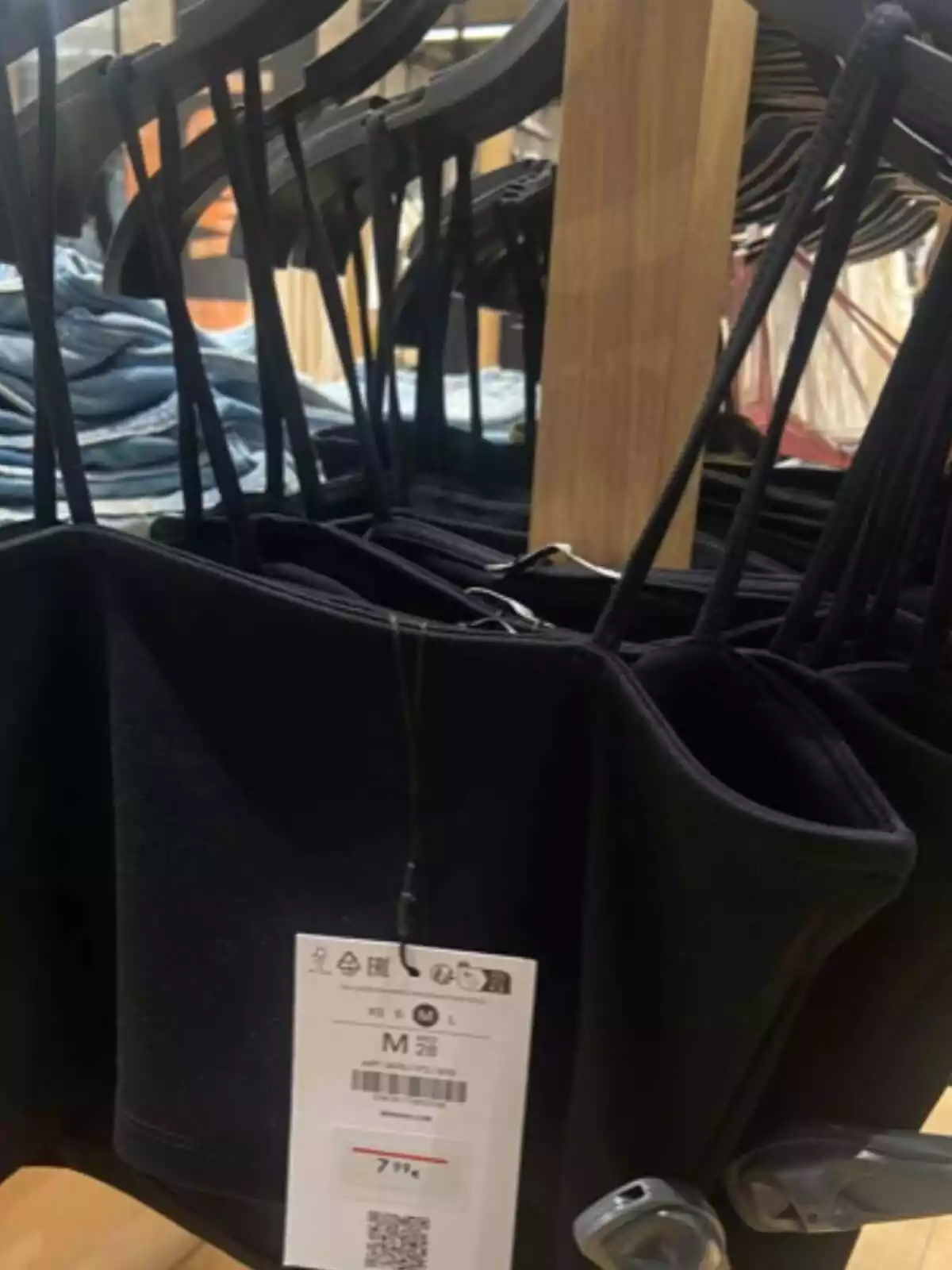 Plano general del top de tirantes de Bershka Plano general del top de tirantes de Bershka