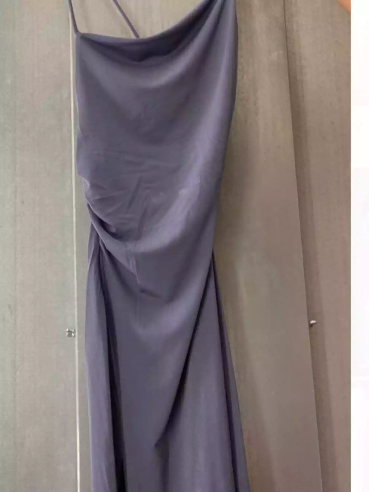 Plano general del vestido largo drapeado de pull and bear Plano general del vestido largo drapeado de pull and bear