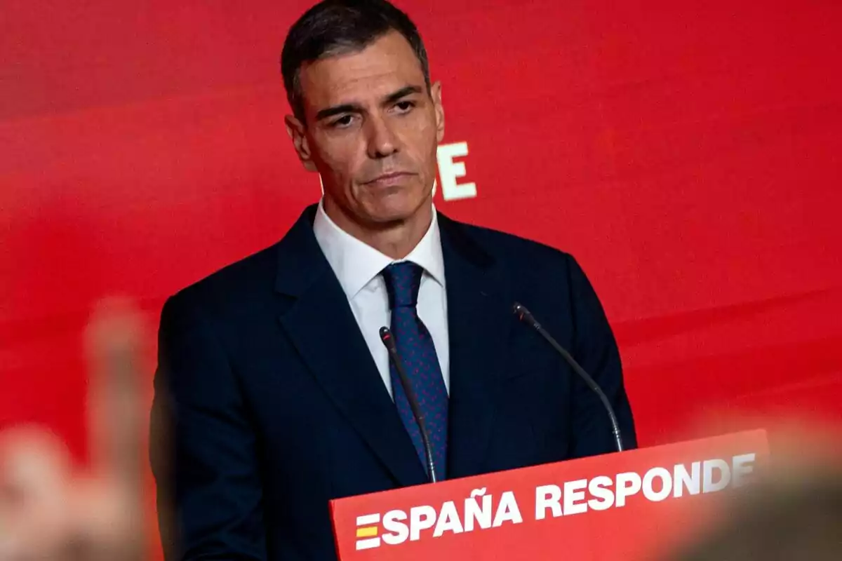 Plano medio del presidente del Gobierno y Secretario General del PSOE, Pedro Sánchez, con rostro serio, durante una rueda de prensa, en la sede del PSOE en Ferraz, a 12 de junio de 2025, en Madrid. Plano medio del presidente del Gobierno y Secretario General del PSOE, Pedro Sánchez, con rostro serio, durante una rueda de prensa, en la sede del PSOE en Ferraz, a 12 de junio de 2025, en Madrid.