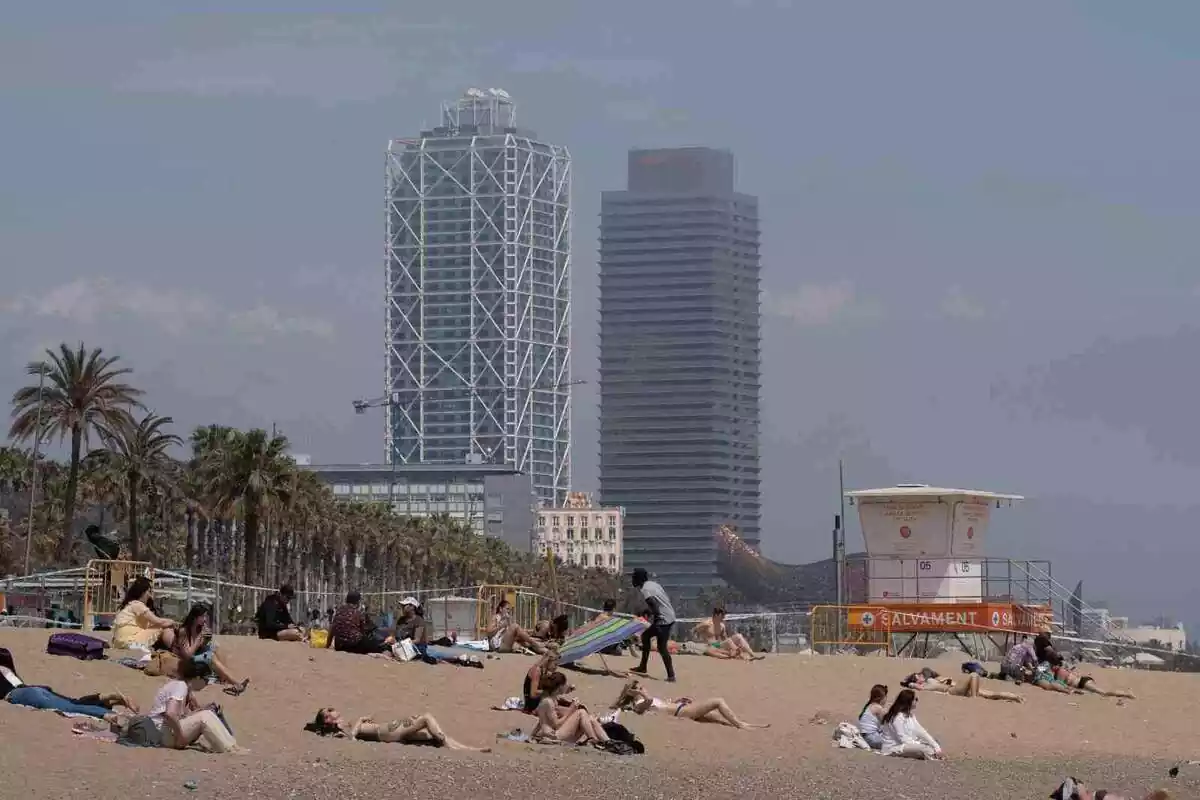 Gente en la playa de La Barceloneta Gente en la playa de La Barceloneta
