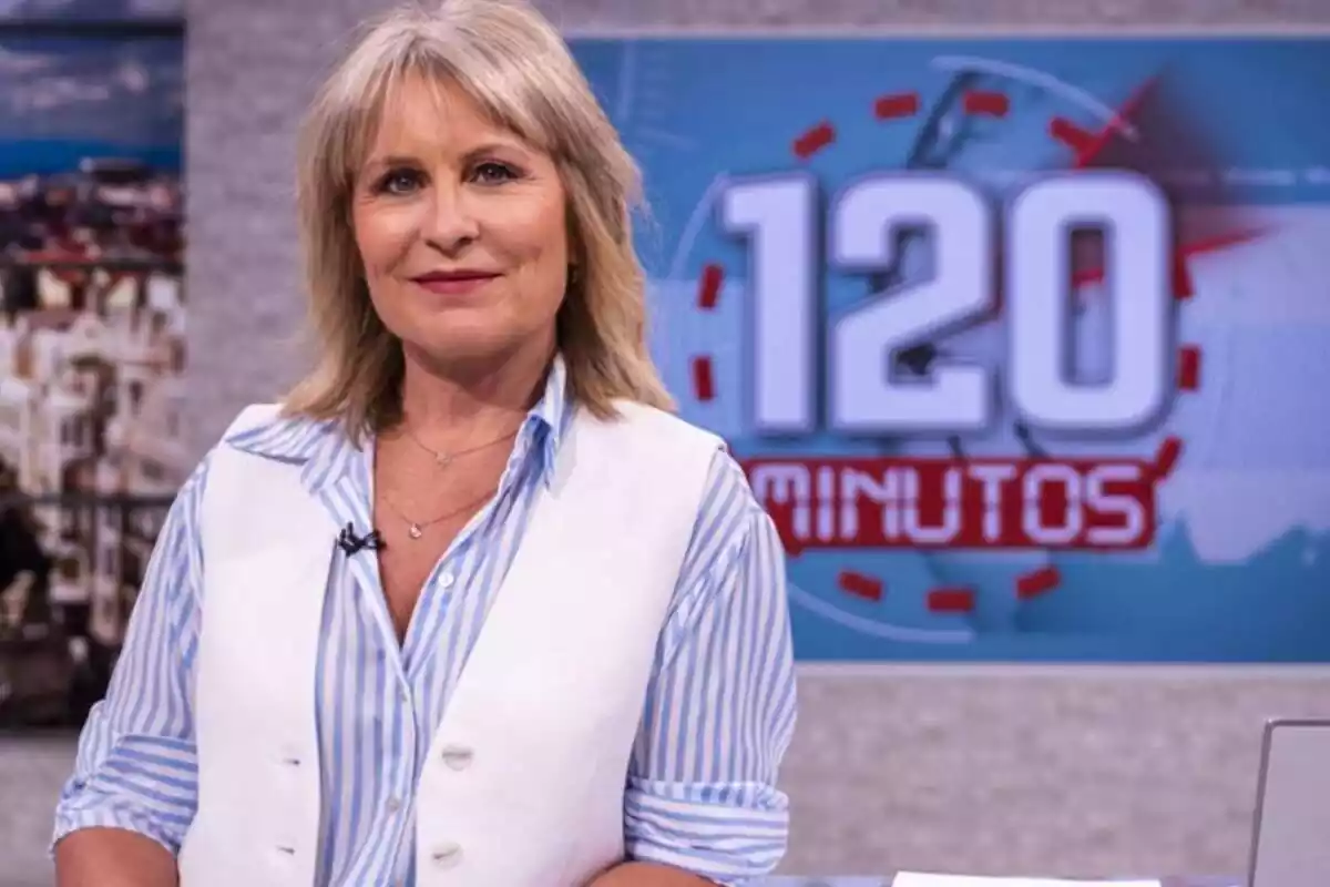 Posado de María Rey como presentadora de 120 Minutos de Telemadrid