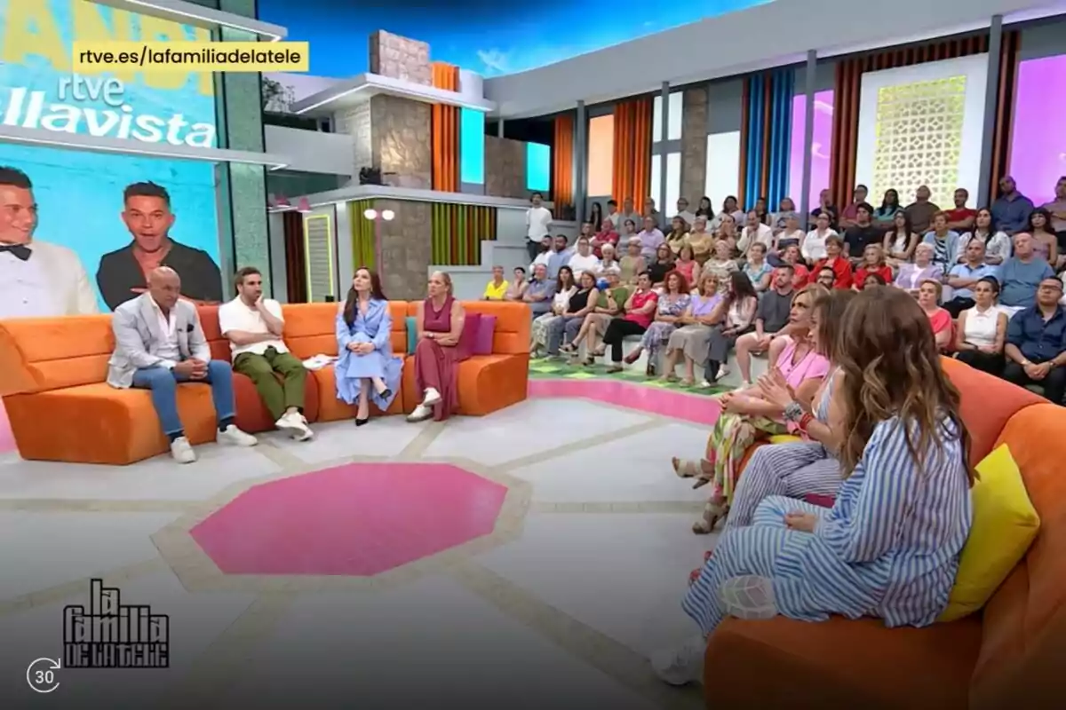 Un grupo de personas formado por Kiko Matamoros, Aitor Albizua, Inés Hernand, Belén Esteban, Lydia Lozano, María Patiño y Laura Fa participa en La Familia de la Tele en un colorido set con público sentado al fondo y varios presentadores en sofás naranjas Un grupo de personas formado por Kiko Matamoros, Aitor Albizua, Inés Hernand, Belén Esteban, Lydia Lozano, María Patiño y Laura Fa participa en La Familia de la Tele en un colorido set con público sentado al fondo y varios presentadores en sofás naranjas