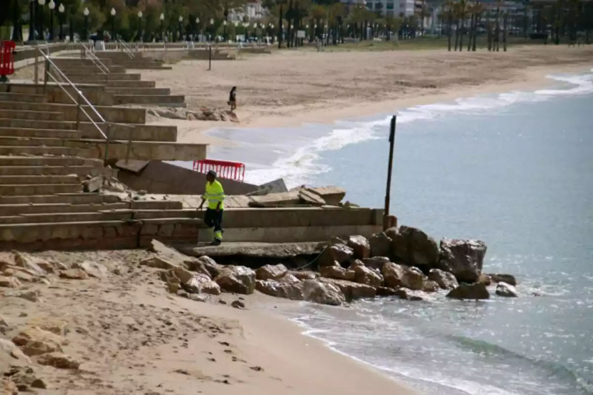 Plano general de una playa de Barcelona destrozada por un temporal Plano general de una playa de Barcelona destrozada por un temporal