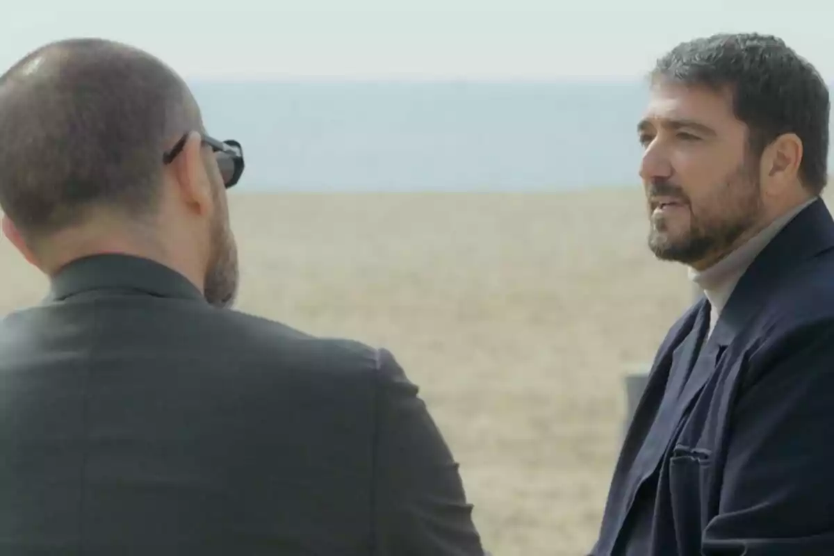 Risto Mejide y Antonio Orozco conversan sentados en la playa con el mar de fondo en 'Viajando con Chester'. Risto Mejide y Antonio Orozco conversan sentados en la playa con el mar de fondo en 'Viajando con Chester'.