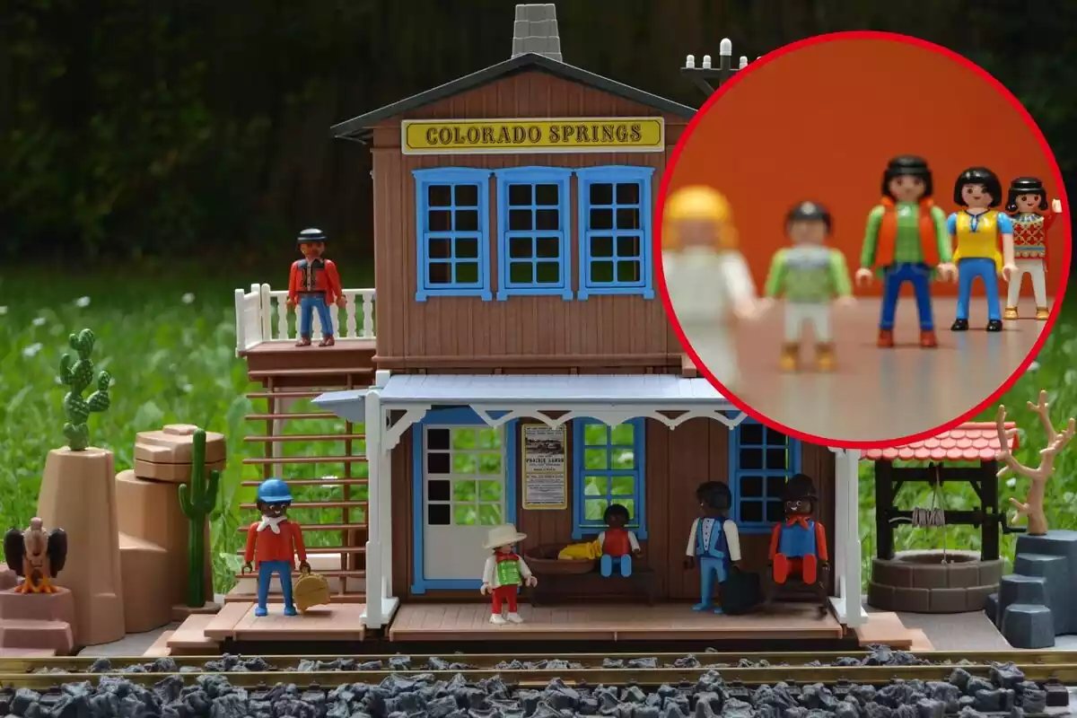 Muñecos de Playmovil en una casa, y en el círculo, varios muñecos en fila Muñecos de Playmovil en una casa, y en el círculo, varios muñecos en fila
