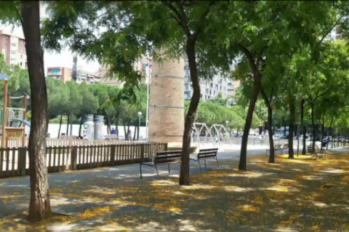 Bancos y árboles en un parque con un área de juegos infantiles al fondo y edificios residenciales alrededor Bancos y árboles en un parque con un área de juegos infantiles al fondo y edificios residenciales alrededor