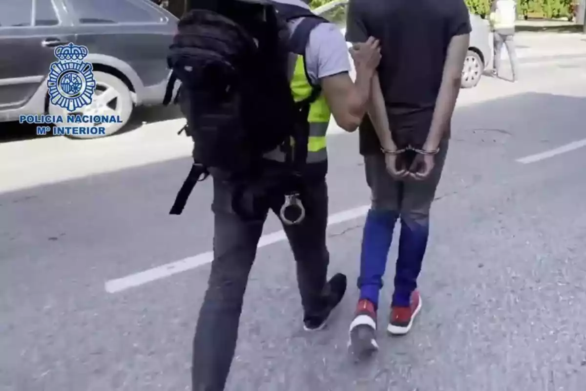 Policia Nacional deteniendo a una persona en la calle