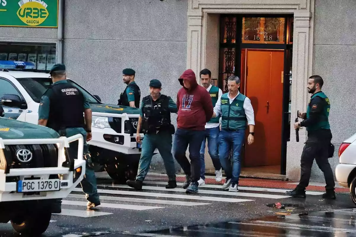 Guardia Civil deteniendo al presunto asesino de Elisa Abruñedo en 2013