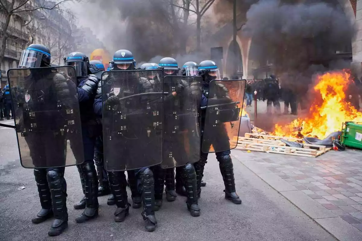 Imagen de un grupo de policías de Francia vestidos de antidisturbios