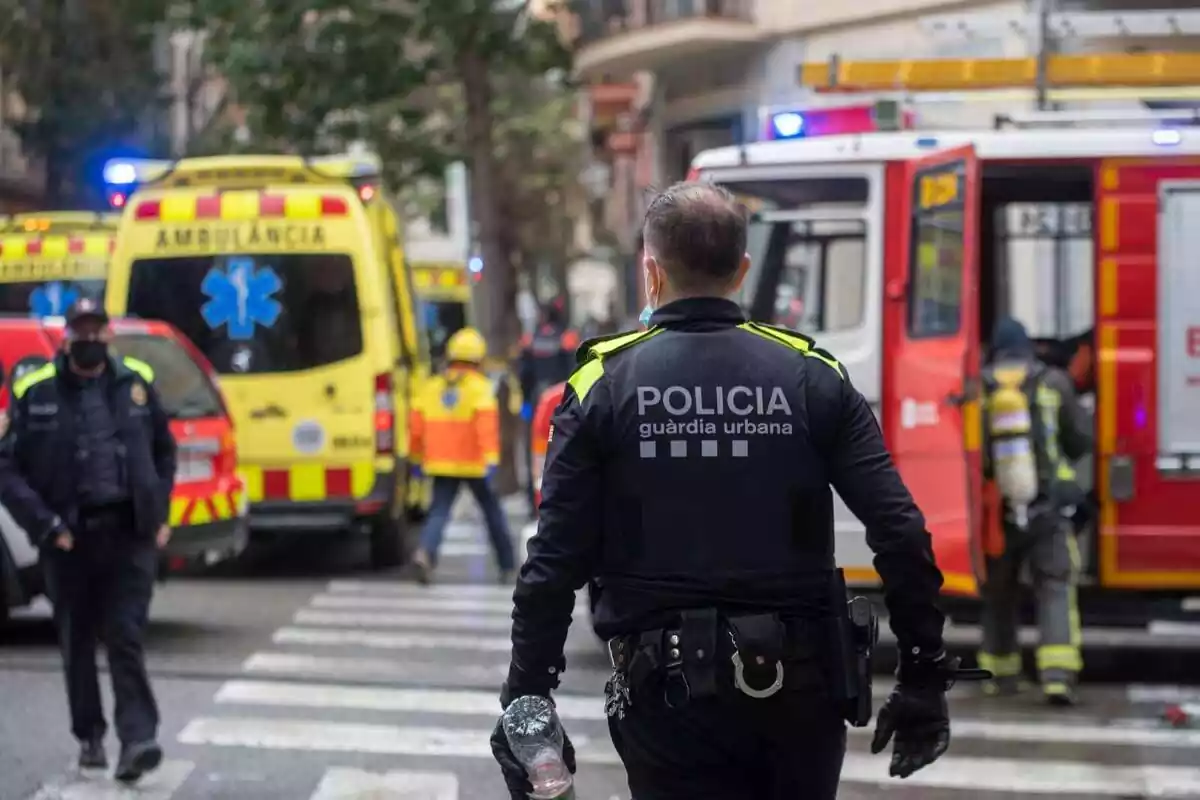 Un policía, una ambulancia, un camión de bomberos y más profesionales en la Rambla de Barcelona (Cataluña)