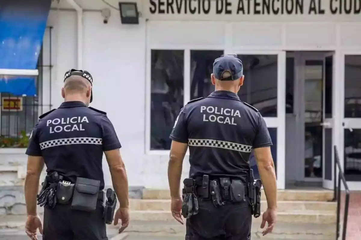 Imagen de archivo de dos agentes de la policia local de Torremolinos de espaldas