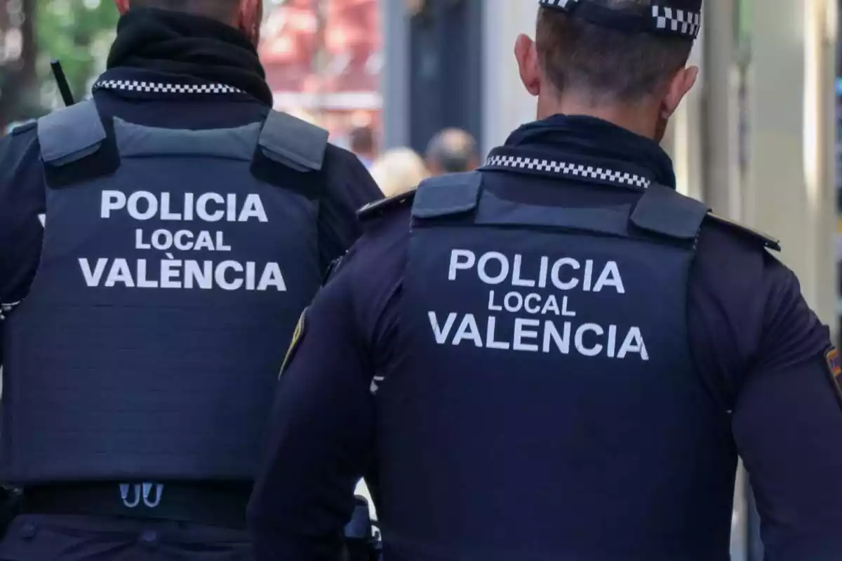 Policia local de Valencia, de espaldas