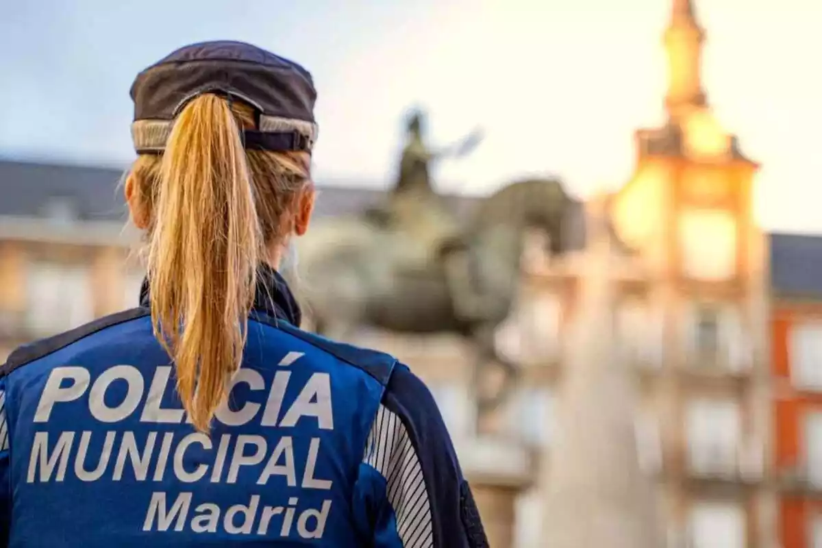 Agente de la Policía Municipal de Madrid de espaldas