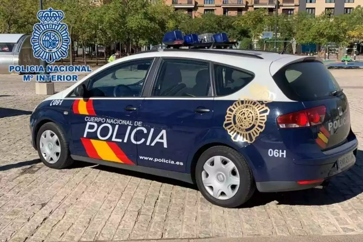 Coche patrulla de la policía nacional