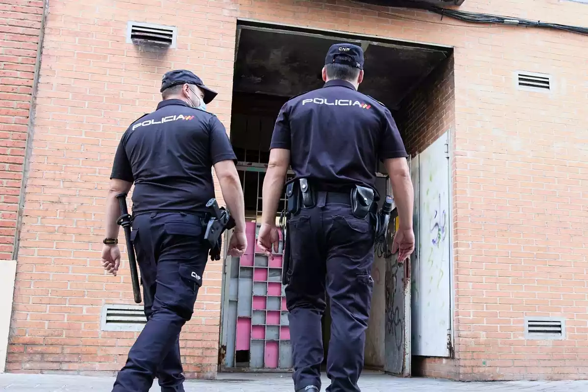 Agentes de la Policía Nacional entran en un edificio de la calle José Garrido que estaba okupado, a 20 de julio de 2021, en Madrid