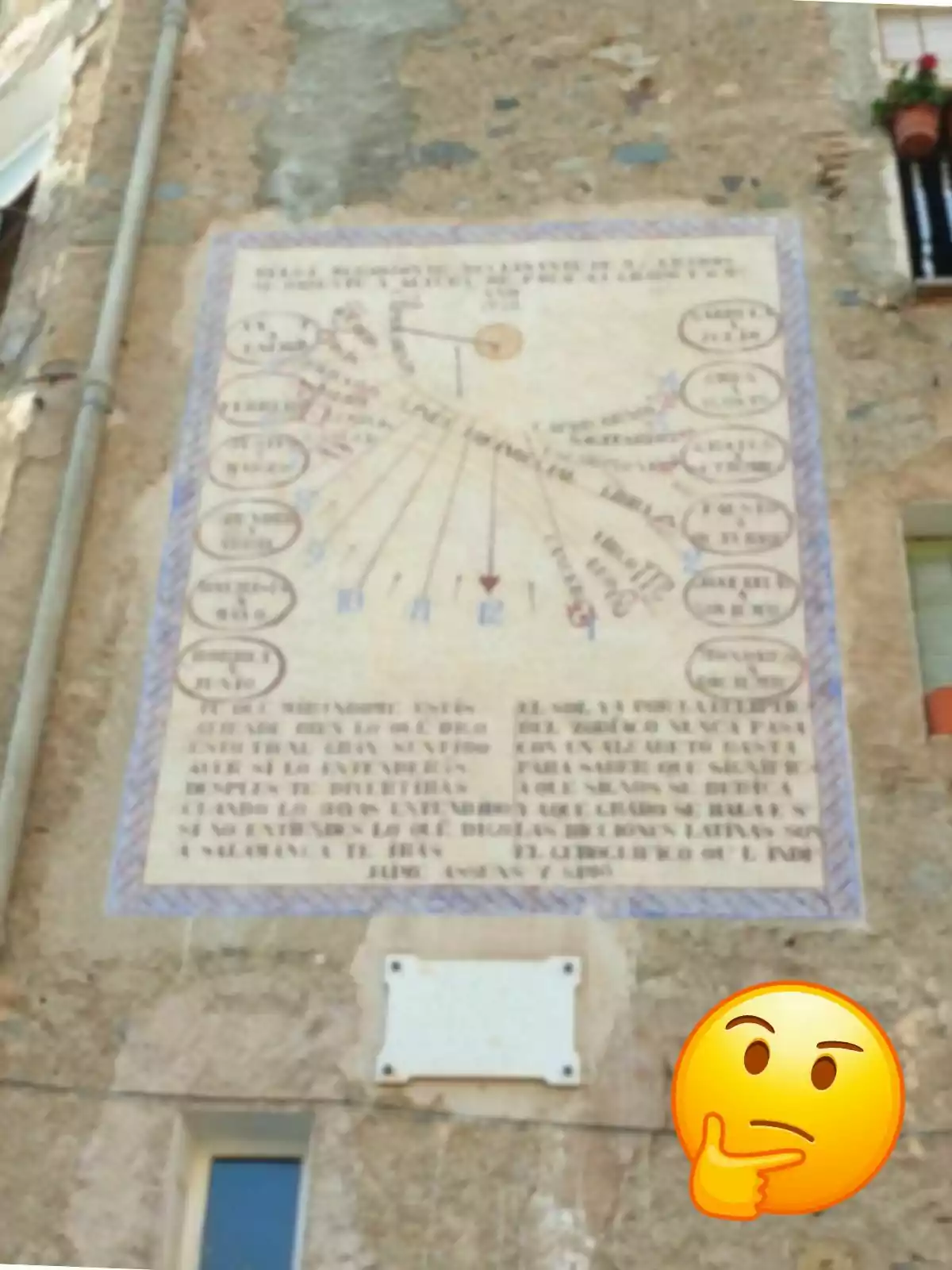 Un reloj de sol antiguo está pintado en la pared de un edificio de piedra, con inscripciones y signos del zodíaco alrededor, acompañado de un emoji pensativo en la esquina inferior derecha. Un reloj de sol antiguo está pintado en la pared de un edificio de piedra, con inscripciones y signos del zodíaco alrededor, acompañado de un emoji pensativo en la esquina inferior derecha.
