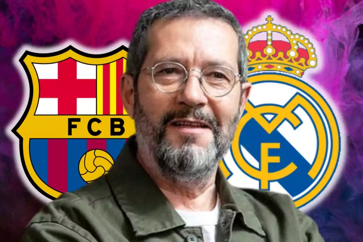 Un hombre con barba y gafas está frente a los escudos del FC Barcelona y el Real Madrid sobre un fondo colorido.